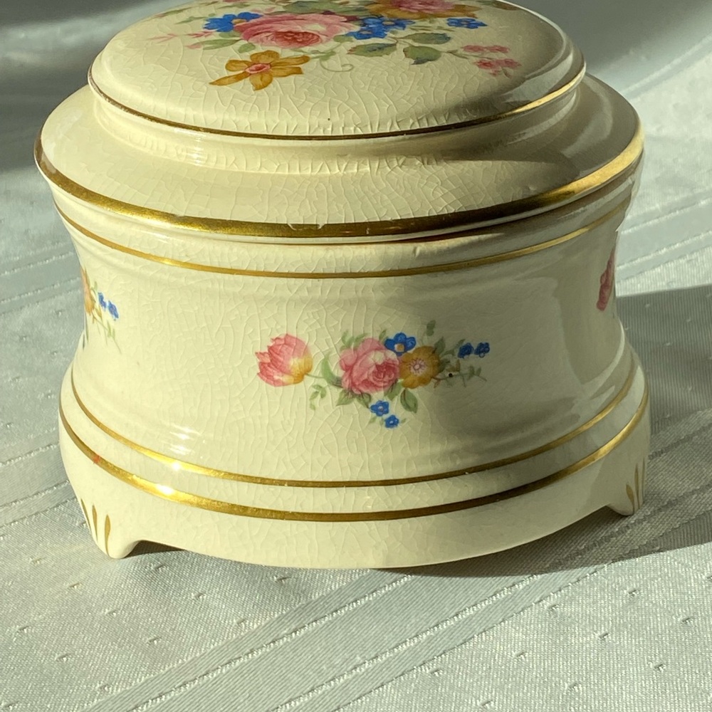 Vintage Floral Themed Ceramic Music Box - Picture 8 of 11